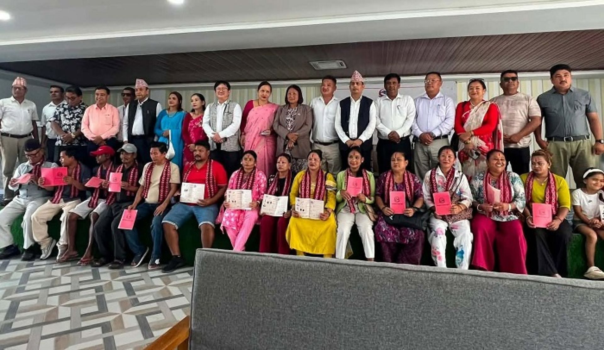 झापाको अर्जुनधारामा लालपुर्जा वितरण, १८ परिवार बने जग्गाधनी